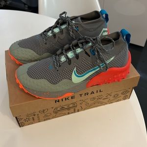 Nike trail shoes Wild Horse 7 in smoke grey mint foam in men’s size 7 1/2